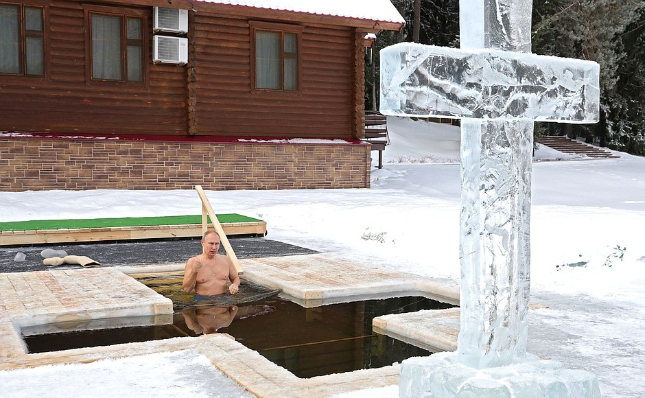 Владимир Путин поучаствовал в крещенских купаниях.