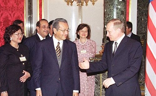 President Putin and Malaysian Prime Minister Mahathir bin Mohamad before a joint news conference on the results of bilateral talks.