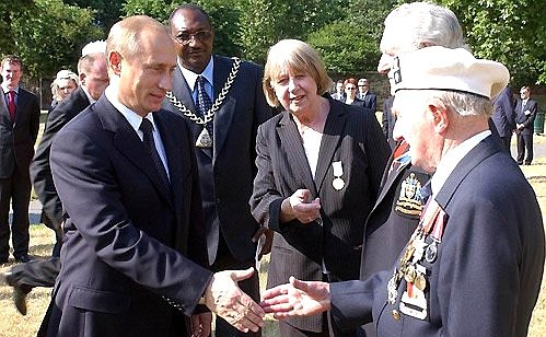 President Putin with British war veterans at the Memorial to the Soviet people who died during the Second World War.