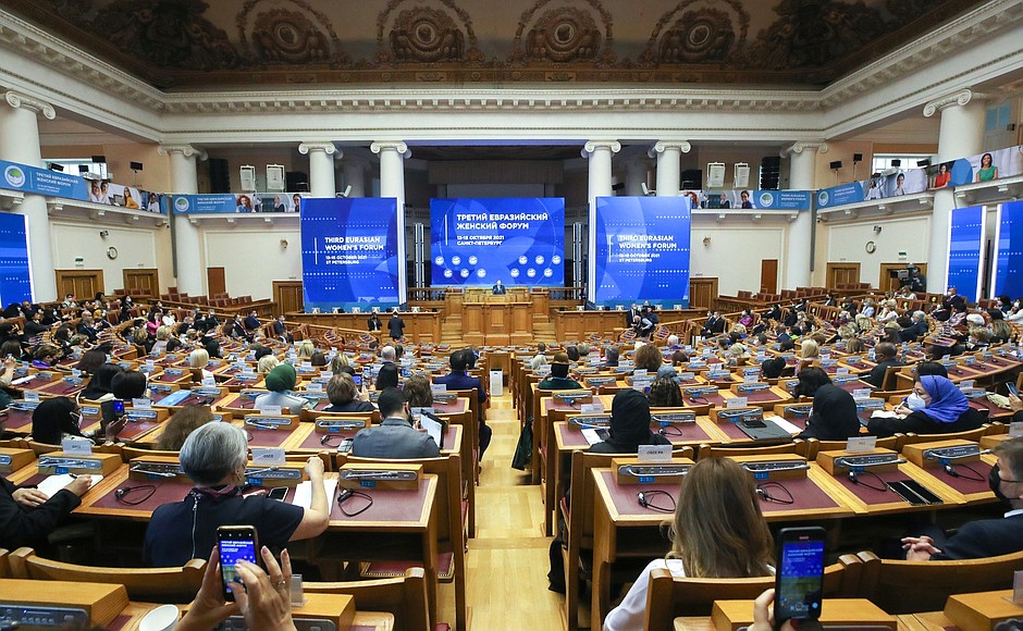 Владимир Путин принял участие в открытии третьего Евразийского женского форума.