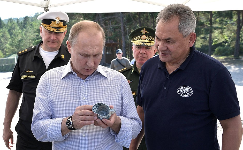 Владимир Путин осмотрел коллекцию предметов, поднятых археологами с борта судна, затонувшего в XIX веке у побережья острова Гогланд в Финском заливе.