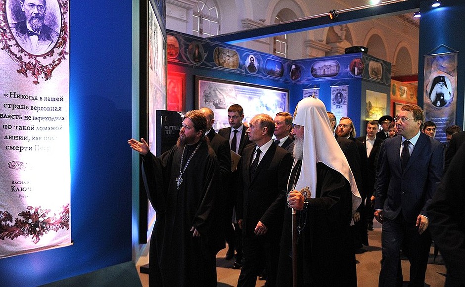Во время посещения выставки «Православная Русь. Романовы», посвящённой 400-летию династии российских монархов.