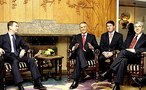 С Президентом Португалии Анибалом Каваку Силвой и Премьер-министром Португалии Жозе Сократешем (справа).