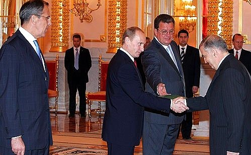 Syria\'s Ambassador to Russia, Hassan Rishe, presenting the letter of credential.