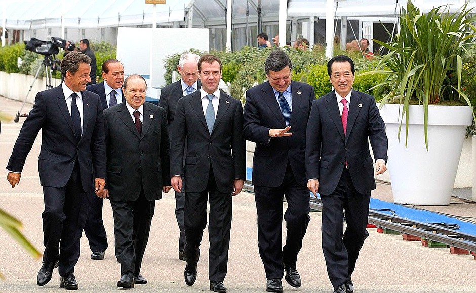 Президент Франции Николя Саркози, Президент Алжира Абдельазиз Бутефлика, Президент России Дмитрий Медведев, глава Еврокомиссии Жозе Баррозу и Премьер-министр Японии Наото Кан (слева направо).
