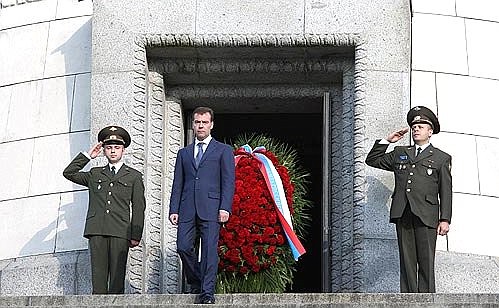 Возложение венка к памятнику Советскому воину-освободителю в Трептов-парке.