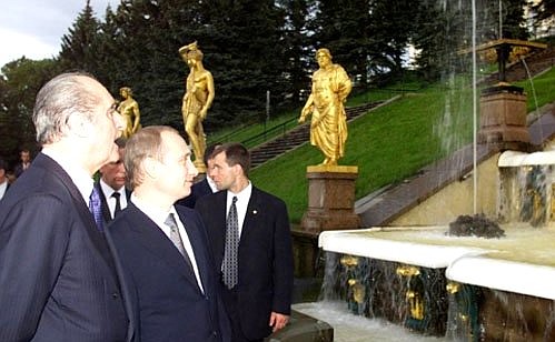 Vladimir Putin with Austria\'s President Thomas Klestil near the Samson fountain.