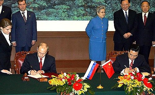 Vladimir Putin and Chinese President Hu Jintao are signing the Joint Declaration.
