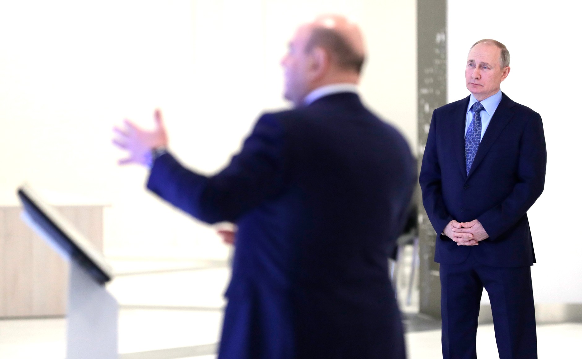 В ходе посещения Координационного центра Правительства. С премьер-министром Михаилом Мишустиным. Фото Михаила Метцеля