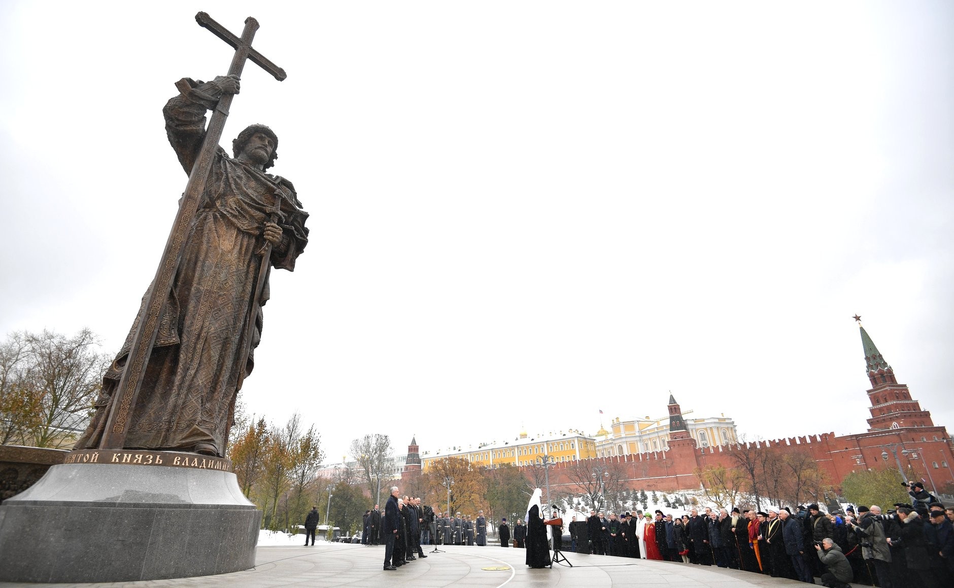 Путин и верховный жрец РПЦ открыли памятник св. Владимиру 