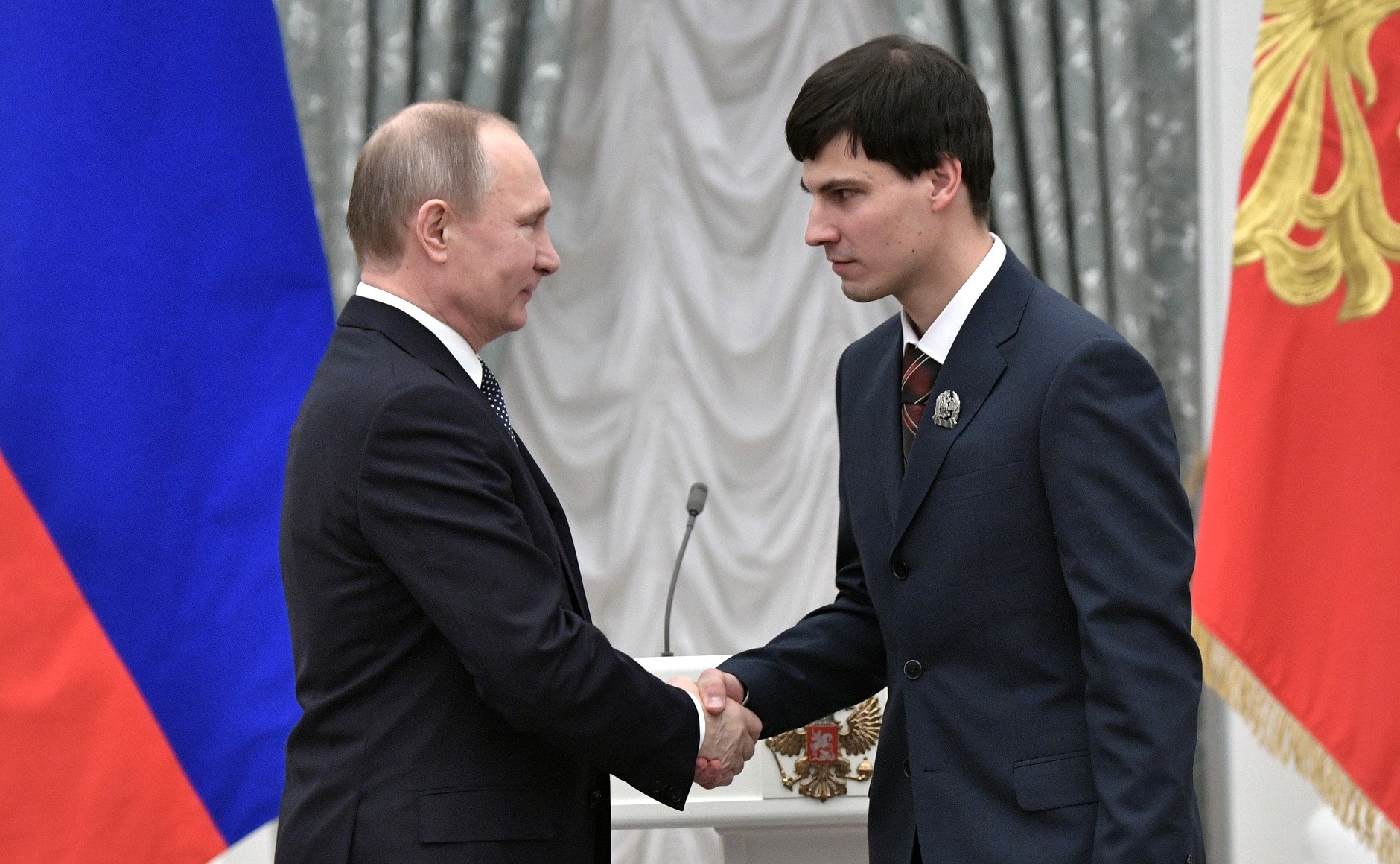 Путин награждает молодых ученых