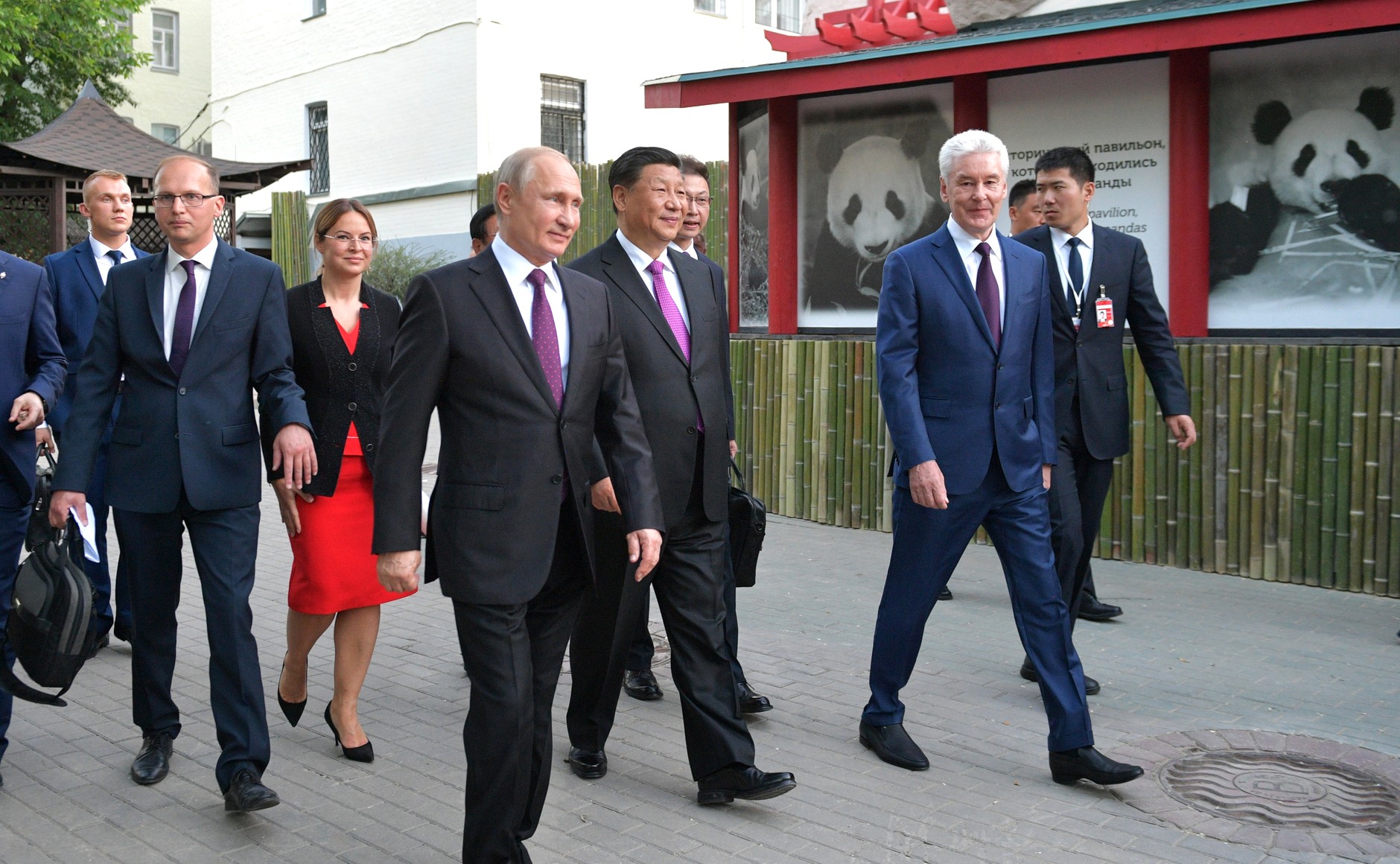 По окончании российско-китайских переговоров Владимир Путин и Председатель Китайской Народной Республики Си Цзиньпин посетили Московский зоопарк, где осмотрели павильон больших панд.