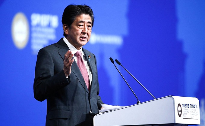 Премьер-министр Японии Синдзо Абэ на пленарном заседании XXII Петербургского международного экономического форума.