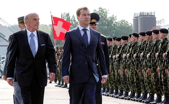 В аэропорту Цюриха. Дмитрий Медведев и Президент Швейцарии Ханс-Рудольф Мерц обходят строй почётного караула.