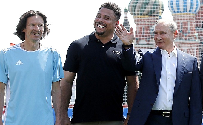 With former members of the Russian national football team Alexei Smertin and Brazilian national football team Ronaldo before a friendly match between world football stars and young players from FC Totem Krasnoyarsk.