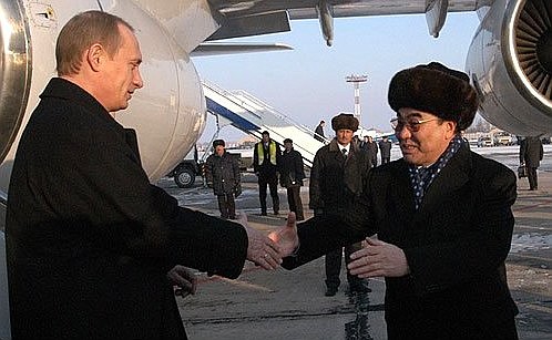 President Putin with Kyrgyz President Askar Akayev after arriving in Bishkek.