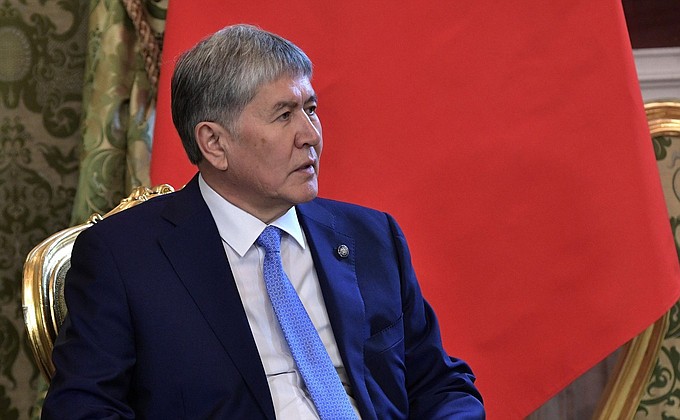 Президент Киргизии Алмазбек Атамбаев во время российско-киргизских переговоров в узком составе.
