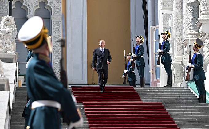 По окончании церемонии вступления Владимира Путина в должность Президента России.