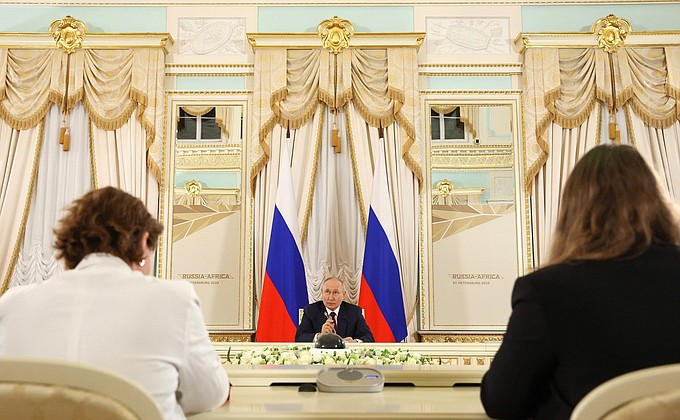 По окончании саммита Россия – Африка Владимир Путин ответил на вопросы представителей СМИ.