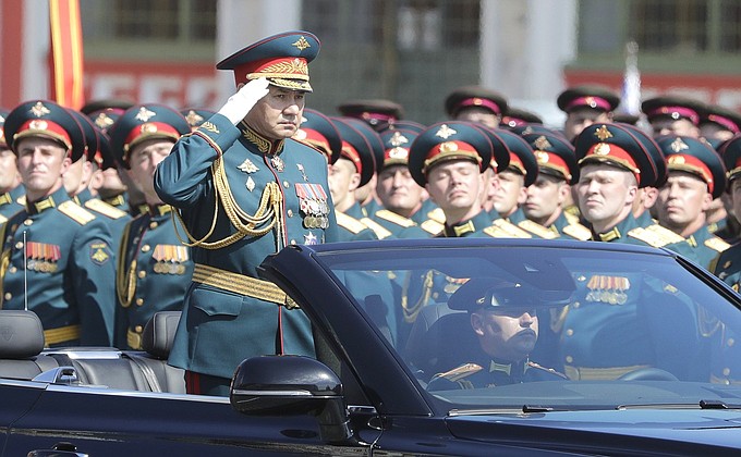 Министр обороны Сергей Шойгу на военном параде в ознаменование 75-й годовщины Победы в Великой Отечественной войне.