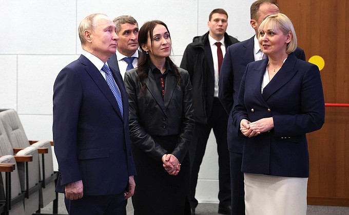 During a tour of the Centre for Cultural Development. With Chuvashia’s Minister of Culture, Ethnic Affairs and Archiving Svetlana Kalikova and acting head of the Centre Viktoria Semyonova, centre.