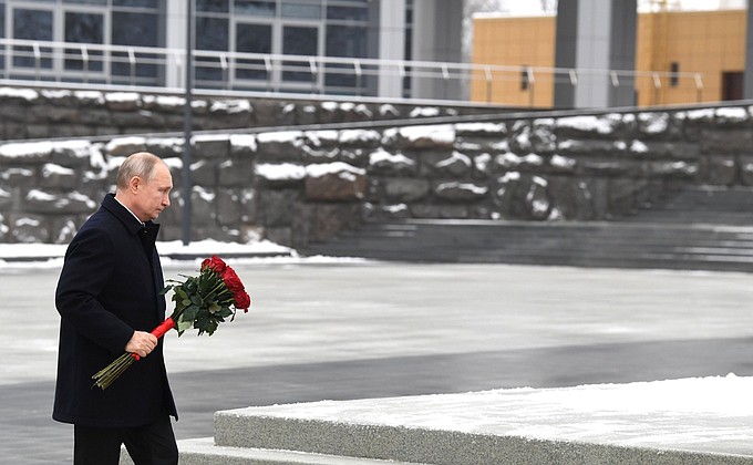 The President lays flowers at the monument erected for the centenary of Russia’s Foreign Intelligence Service.