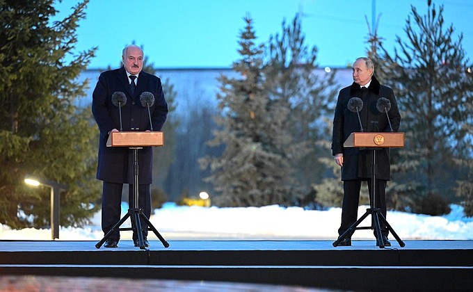 С Президентом Белоруссии Александром Лукашенко в ходе церемонии открытия мемориала мирным жителям СССР – жертвам нацистского геноцида в годы Великой Отечественной войны.
