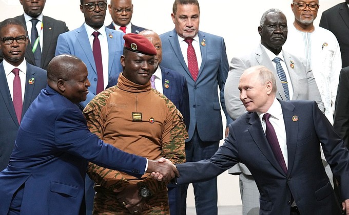 В ходе совместного фотографирования глав делегаций – участников второго саммита Россия – Африка.