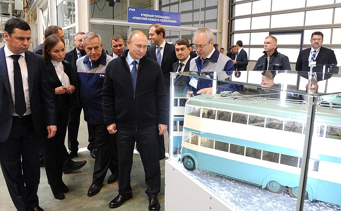 Во время осмотра экспозиции, посвящённой 100-летию завода «Автодизель».