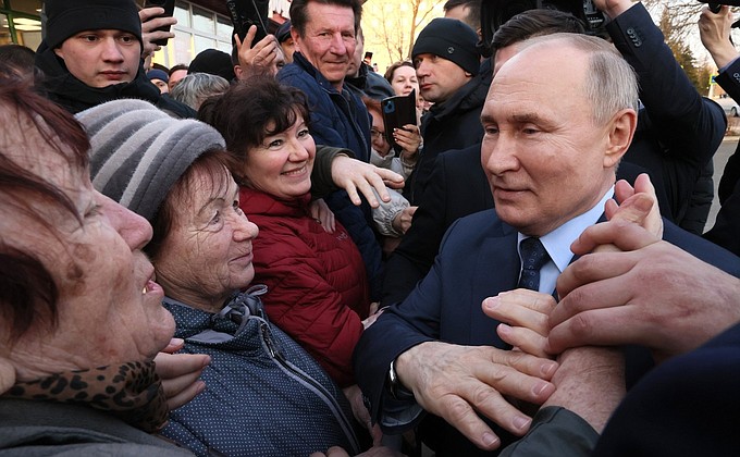 После посещения тепличного комплекса «Солнечный дар» Владимир Путин пообщался с жителями посёлка.
