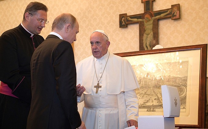 Vladimir Putin and Pope Francis exchanged gifts.