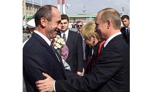 Russian President Vladimir Putin and Armenian President Robert Kocharian at the Zvartnotz Airport.