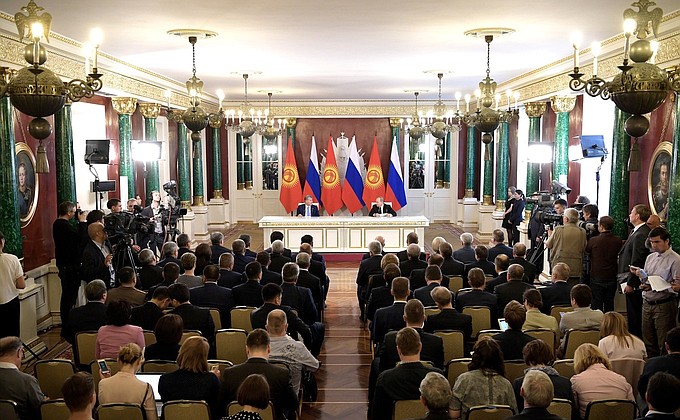 По итогам российско-киргизских переговоров Владимир Путин и Алмазбек Атамбаев сделали заявления для прессы.