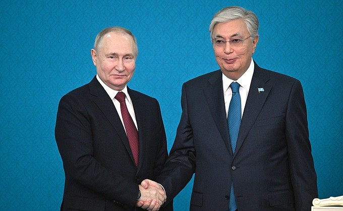 С Президентом Казахстана Касым-Жомартом Токаевым после совместных заявлений для СМИ по итогам российско-казахстанских переговоров.