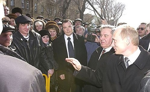 С жителями города у здания администрации Омска перед началом встречи с Президентом Казахстана Нурсултаном Назарбаевым.