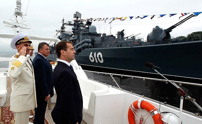 Во время посещения флагманского корабля Балтийского флота эскадренного миноносца «Настойчивый».