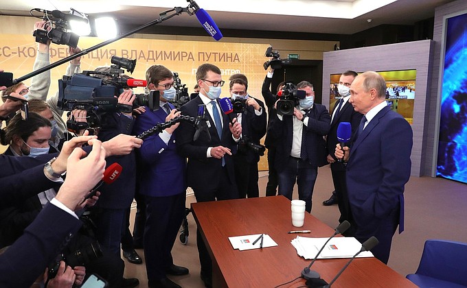 По завершении пресс-конференции Владимир Путин пообщался с журналистами.