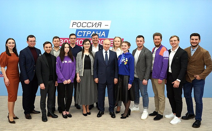 With participants in the meeting of the Supervisory Board of the Russia – Land of Opportunity autonomous non-profit organisation.