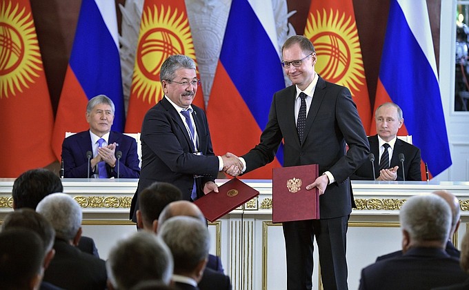 Церемония подписания российско-киргизских документов.