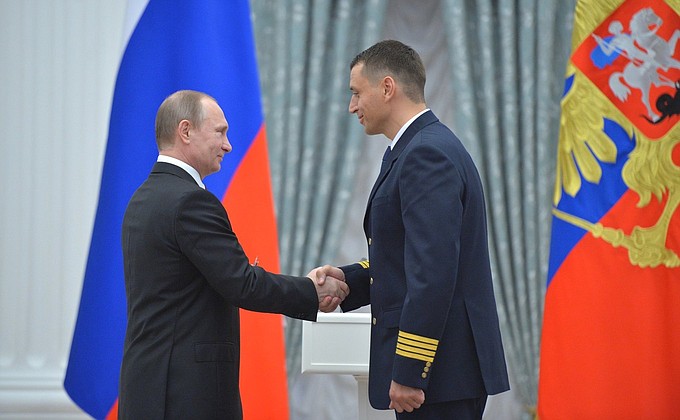 Орденом Мужества награждён командир воздушного судна компании «Оренбургские авиалинии» Константин Парикожа.