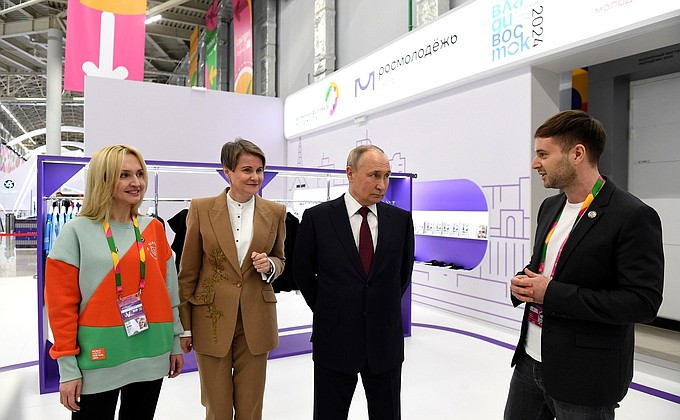 During a tour of the World Youth Festival International Airport exhibition space. With adviser to the head of the Federal Agency for Youth Affairs Anton Pashkov, Head of the Sirius Educational Centre Yelena Shmeleva and head of the regional cooperation department at the Movement of the First Ksenia Yanova.
