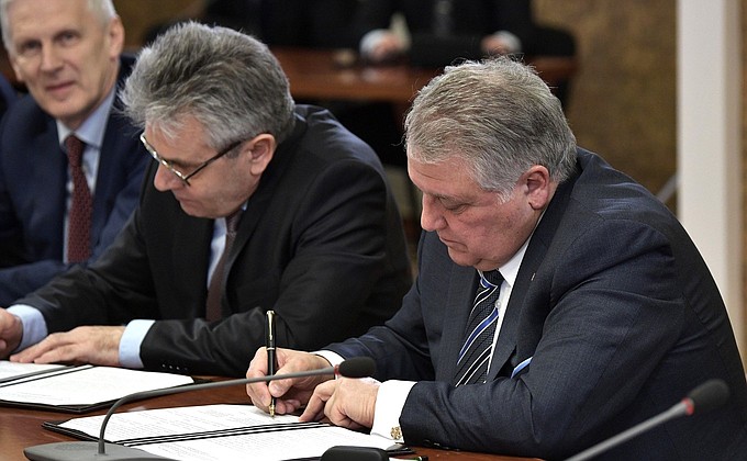 President of the Russian Academy of Sciences Alexander Sergeyev (left) and Kurchatov Institute President Mikhail Kovalchuk signed a cooperation agreement between the Russian Academy of Sciences and the National Research Centre Kurchatov Institute.