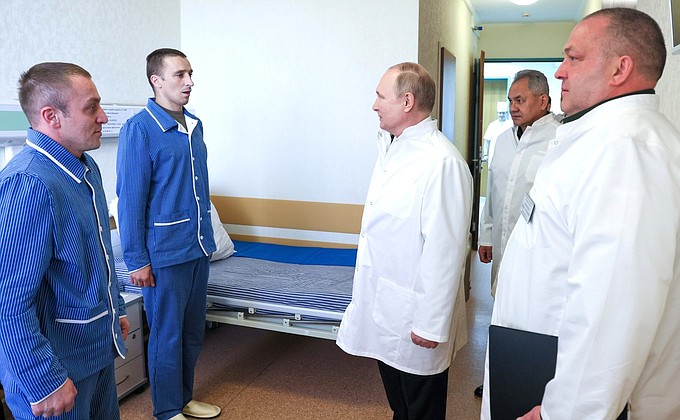 В ходе посещения Центрального военного клинического госпиталя имени П.В.Мандрыка.