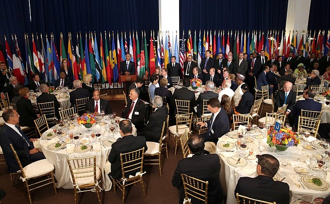 Официальный завтрак от имени Генерального секретаря Организации Объединённых Наций Пан Ги Муна в честь глав делегаций, участвующих в 70-й сессии Генеральной Ассамблеи ООН в Нью-Йорке.