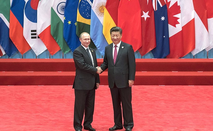 С Председателем Китайской Народной Республики Си Цзиньпином перед началом первого заседания саммита «Группы двадцати».