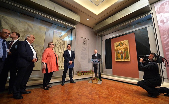 На церемонии открытия выставки иконы Андрея Рублёва «Вознесение» в Музее византийского и христианского искусства Афин.
