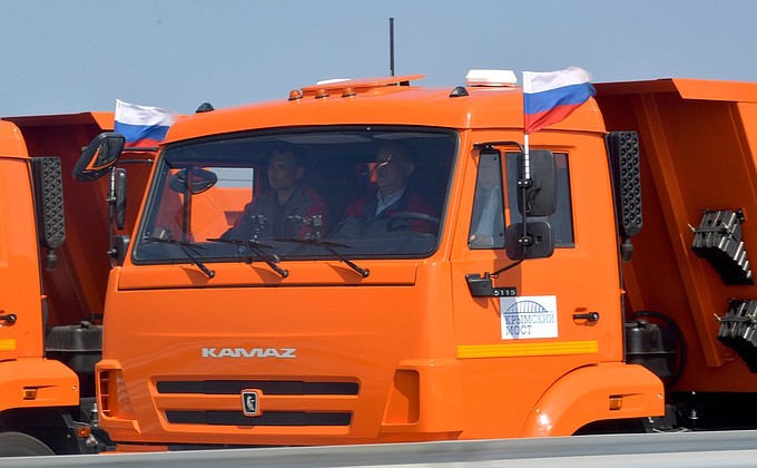 Владимир Путин принял участие в открытии движения по автодорожной части Крымского моста. Президент проехал за рулём головной машины в колонне строительной техники.