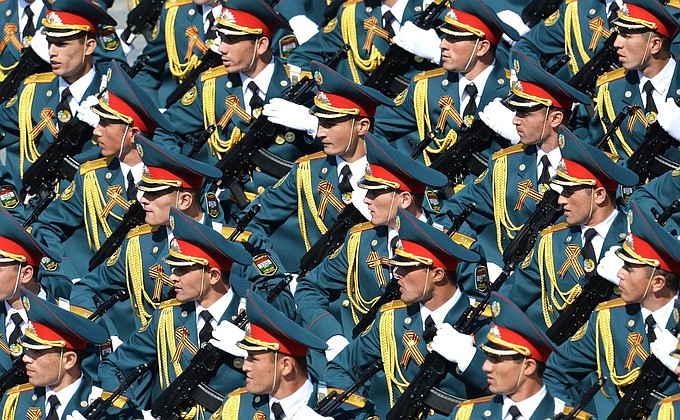 Военнослужащие Вооружённых сил Таджикистана во время военного парада в ознаменование 70-летия Победы в Великой Отечественной войне 1941–1945 годов. Фото: may9.ru.
