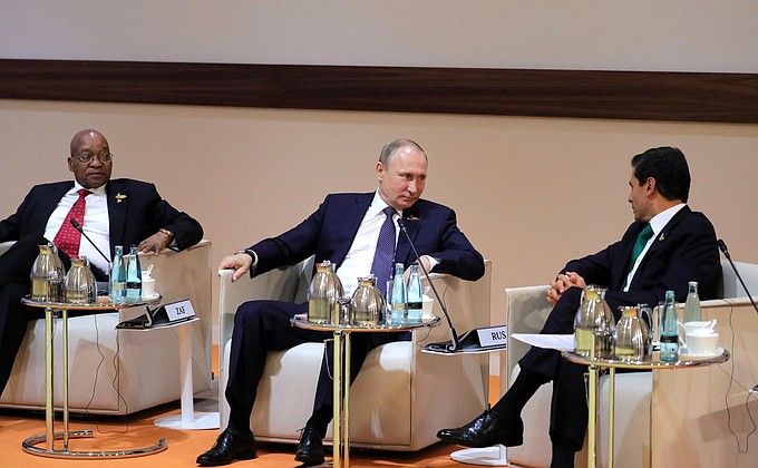 На встрече лидеров «Группы двадцати». С Президентом Южно-Африканской Республики Джейкобом Зумой (слева) и Президентом Мексики Энрике Пеньей Ньето.