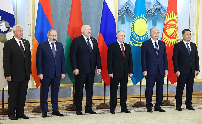 Перед началом заседания Высшего Евразийского экономического совета в узком составе.